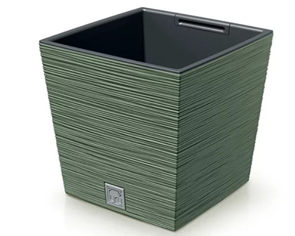 Zielona kwadratowa doniczka Furu Square 29,5 cm z wyjmowanym wkładem marki Prosperplast na białym tle.