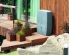 Donice ozdobne Prosperplast Madera ECO Wood ustawione jako dekoracja na tarasie.