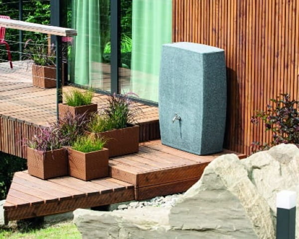 Donice ozdobne Prosperplast Madera ECO Wood ustawione jako dekoracja na tarasie.