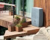 Donice ozdobne Prosperplast Madera ECO Wood ustawione jako element dekoracyjny na tarasie