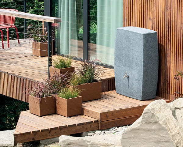 Donice ozdobne Prosperplast Madera ECO Wood ustawione jako element dekoracyjny na tarasie