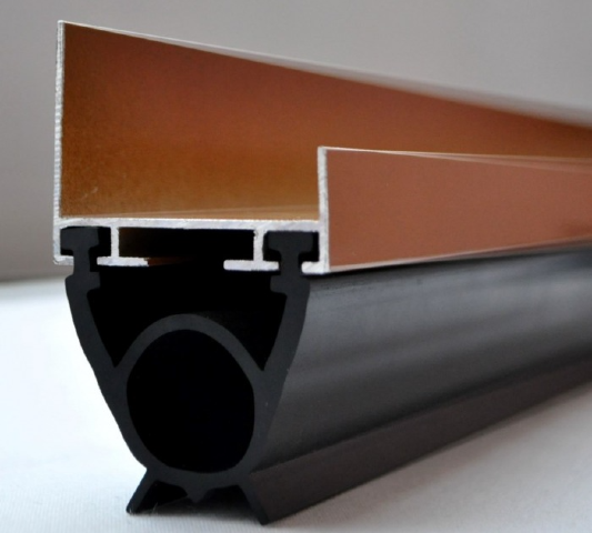 uszczelka do segmentowej bramy garażowej zamontowana w profilu UB-1