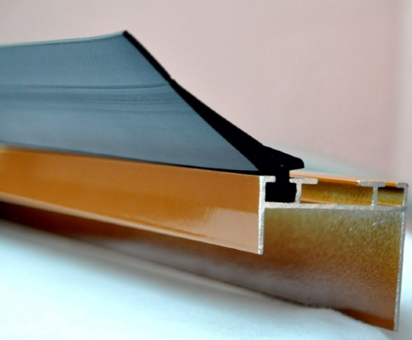 zamontowana-uszczelka-w-profilu-bramy-garazowej-UB-3