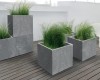 Doniczka kwadratowa z wkladem 39 x 39 cm Sierra Beton Effect aranzacja na tarasie