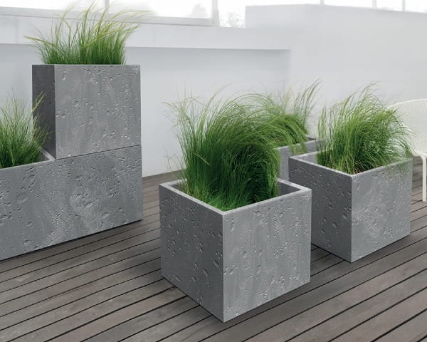 Doniczka kwadratowa z wkladem 39 x 39 cm Sierra Beton Effect aranzacja na tarasie