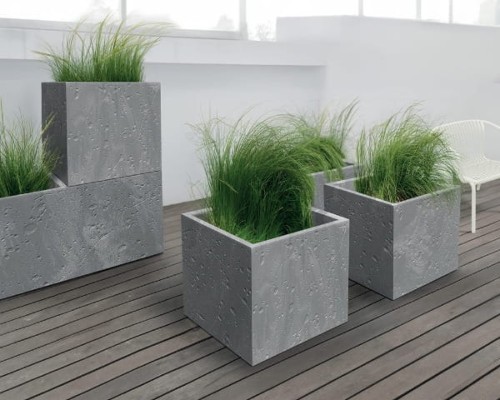 Doniczka kwadratowa z wkladem 39 x 39 cm Sierra Beton Effect aranzacja na tarasie