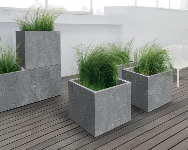 Doniczka kwadratowa z wkladem 39 x 39 cm Sierra Beton Effect aranzacja na tarasie