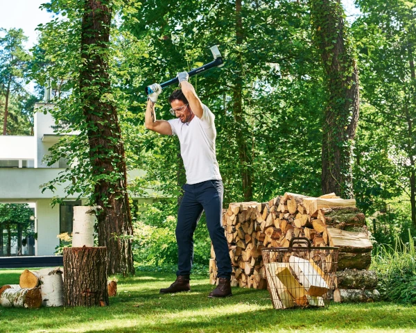 siekiera-do-rozłupywania-74-cm-energo-Cellfast-aranżacja