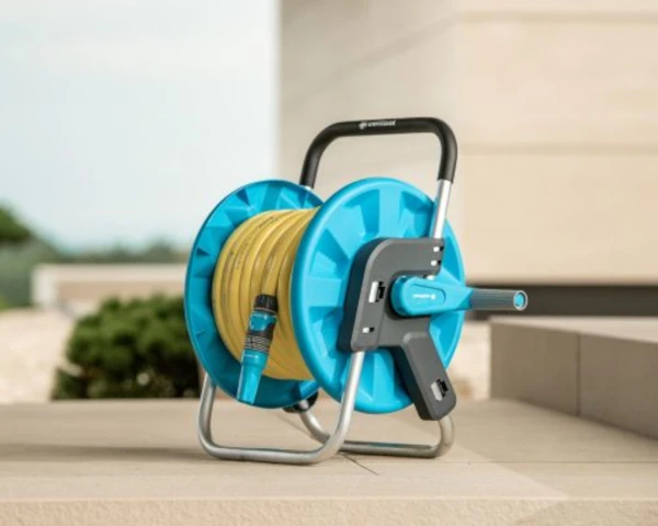 kolowrotek-aluminiowy-do-weza-ogrodowego-cellfast-aranzacja