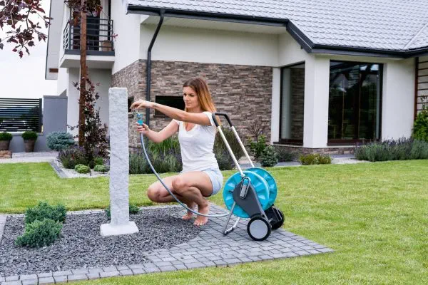 Wózek na wąż ogrodowy 45 m 1/2″ Compact Cellfast aranżacja w ogrodzie - zastosowanie