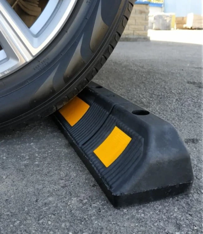 Odbojnik chroni opony przed krawężnikiem