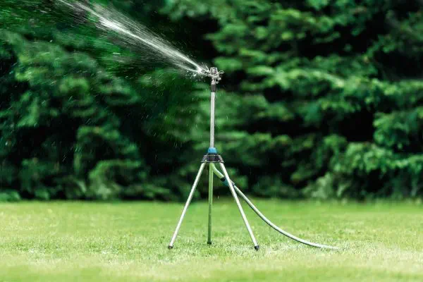 Zraszacz pulsacyjny na trójnogu Range Cellpro Cellfast w ogrodzie aranżacja