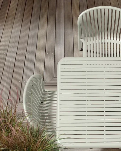 Krzesło ogrodowe Brene FERNE aranzacja ze stolikiem.webp