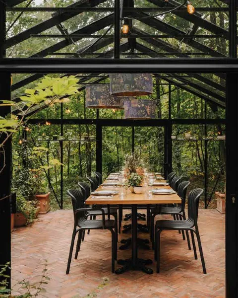 Krzesło ogrodowe Brene FERNE aranżacja ze stołem