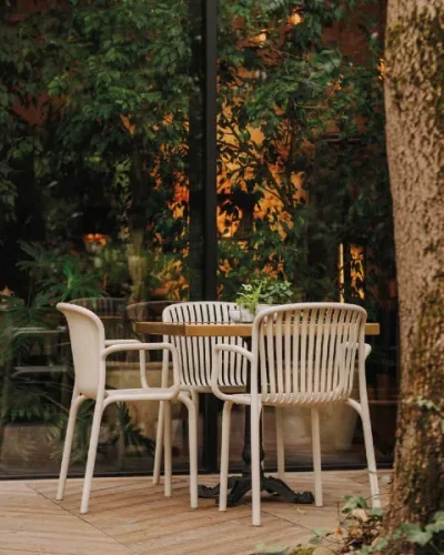 Krzesło ogrodowe z podłokietnikami Brene FERNE aranżacja.webp