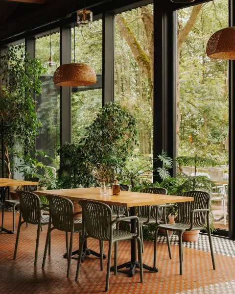 krzesło ogrodowe verde Brene FERNE aranzacja w restauracji