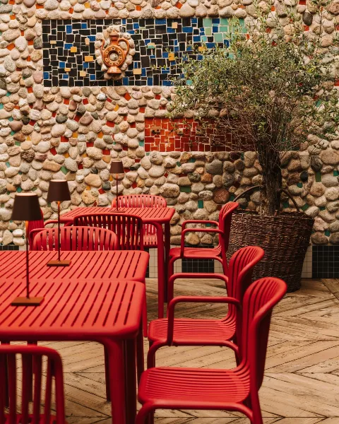 duzy stol  Brene aranzacja w restauracji