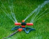 Zraszacz ogrodowy obrotowy stojący Waterspin Ramp prezentacja w ogrodzie