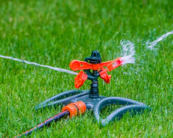 Zraszacz pulsacyjny obrotowy stojący multi-spring Ramp prezentacja w ogrodzie