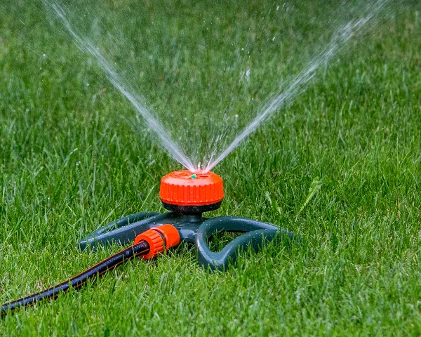 zraszacz ogrodowy stojacy Omega Ramp prezentacja zraszania.webp