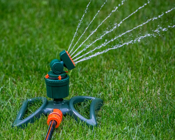 zraszacz-rotacyjny-stojacy-rotodrive-ramp-prezentacja-dzialania