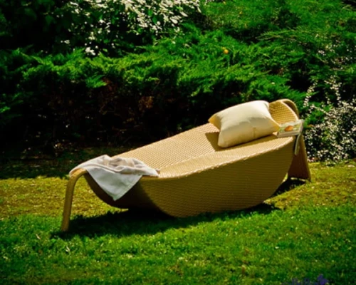 lezak-ogrodowy-z-technorattanu-bezowy-aranzacja