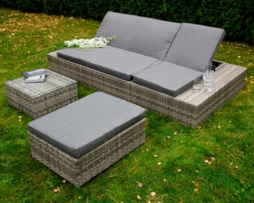 zestaw-mebli-ogrodowych-z-rattanu-syntetycznego-aranzacja-w-ogrodzie