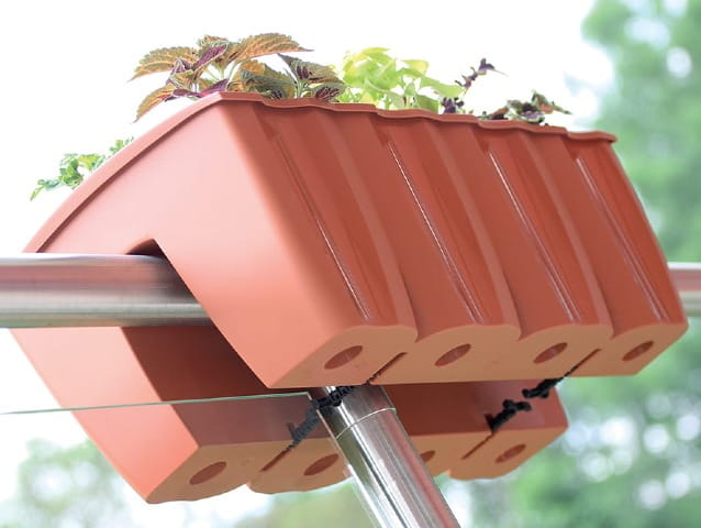 Skrzynka balkonowa terakota Crown aranzacja na balustradzie