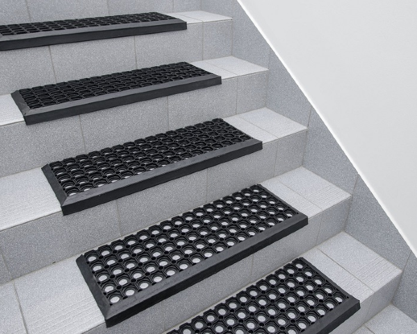 nakladka-antyposlizgowa-na-schody-azurowa-aranzacja