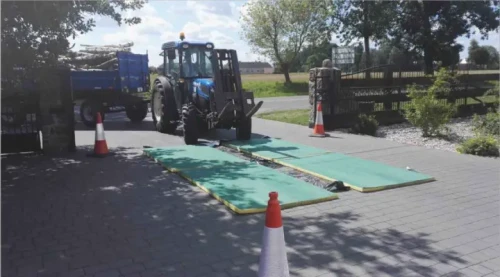 Mata dezynfekcyjna TPT - przejazd ciągnika