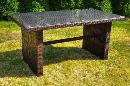 stol ogrodowy z rattanu syntetycznego aranzacja