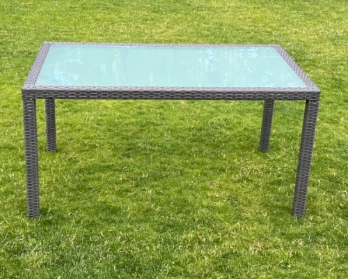 stol-ogrodowy-z-rattanu-syntetycznego-szary-aranzacja