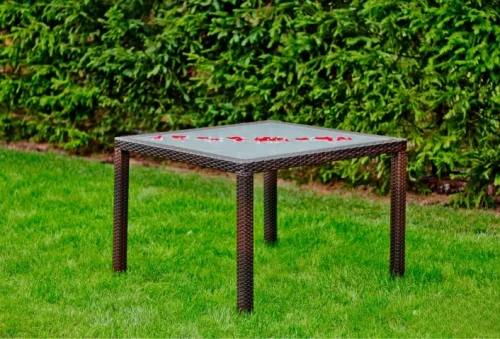 stol-ogrodowy-z-rattanu-syntetycznego-brazowy-aranzacja