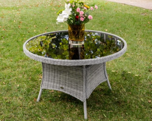 Stolik ogrodowy z rattanu syntetycznego aranzacja