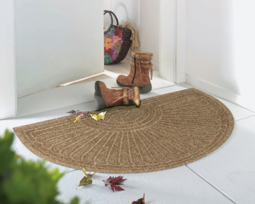 Wycieraczka pod drzwi okrągła 85 x 55 cm beżowa - aranżacja przed wejściem
