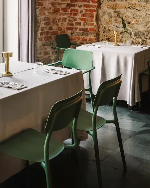 Krzesło ogrodowe Rimo aranzacja w restauracji.webp