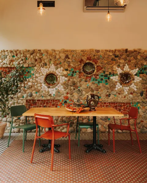 Krzesło ogrodowe Rimo ceglane aranzacja w bistro.webp