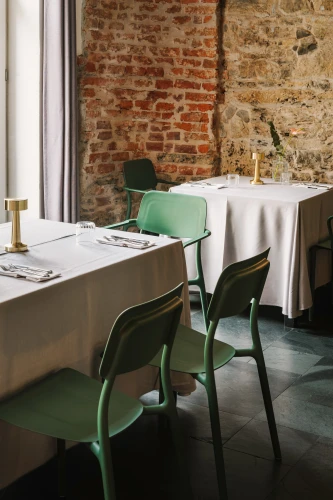 Krzesło ogrodowe Rimo aranzacja w restauracji.webp