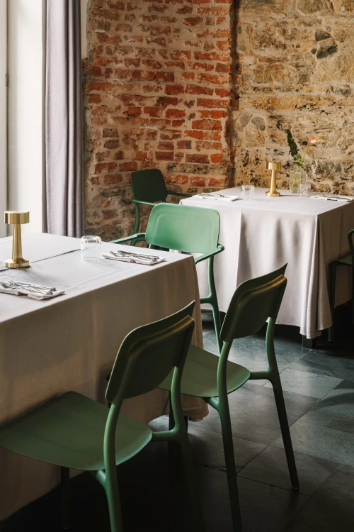 Krzesło ogrodowe Rimo aranzacja w restauracji.webp