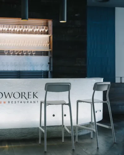 Hoker wysoki Rimo aranzacja w restauracji.webp