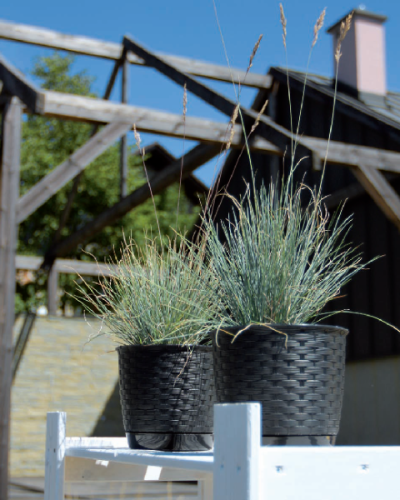 Doniczka okrągła z podstawką Ratolla Round aranzacja na tarasie