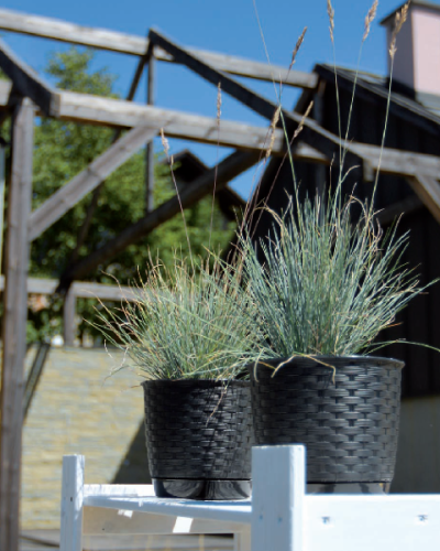 Doniczka okrągła z podstawką Ratolla Round aranzacja na tarasie