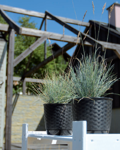 Doniczka okrągła z podstawką Ratolla Round aranzacja na tarasie