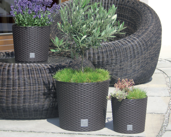 Donica okragla brazowa Rato Round aranzacja w ogrodzie