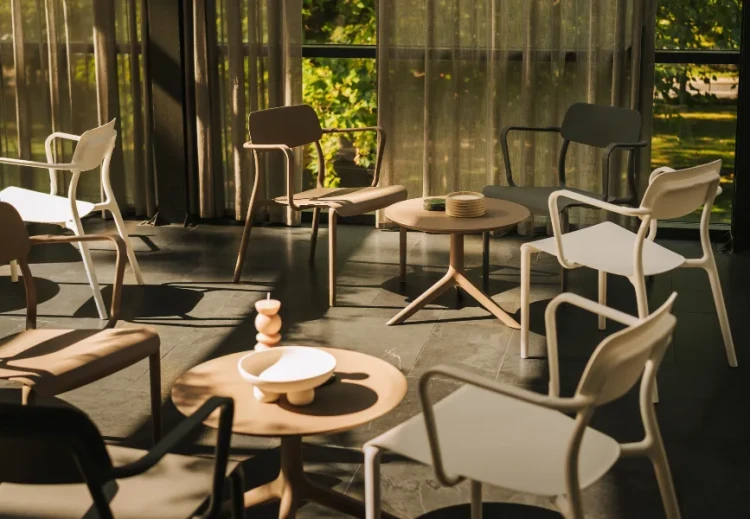 Fotel ogrodowy Rimo - aranzacja w kariarnii.webp