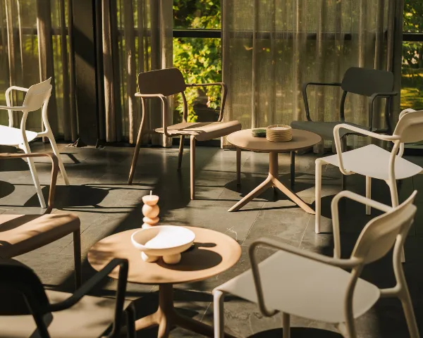 Stolik kawowy okrągły Rimo - aranzacja w kariarni