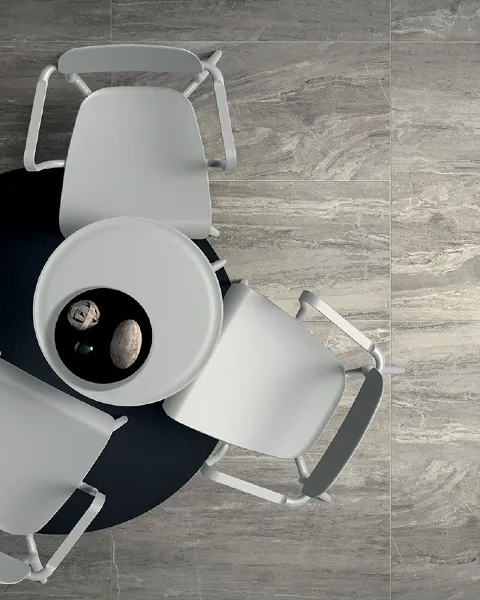 Wysoki stolik kawowy okrągły Rimo aranżacja z krzesłami