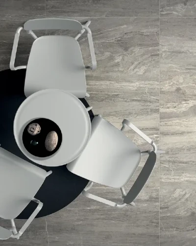 Wysoki stolik kawowy okrągły Rimo aranżacja z krzesłami