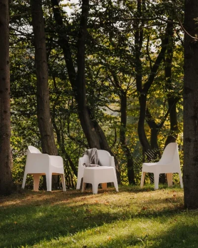 Krzeslo i krzeslo z podlokietnikami Milane aranzacja w ogrodzie