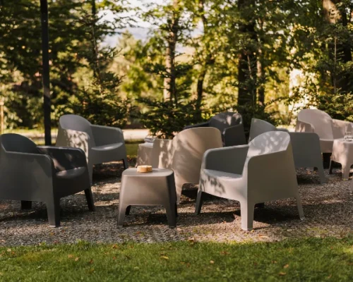 Fotel Milane Ferne aranzacja w ogrodku restauracji.webp